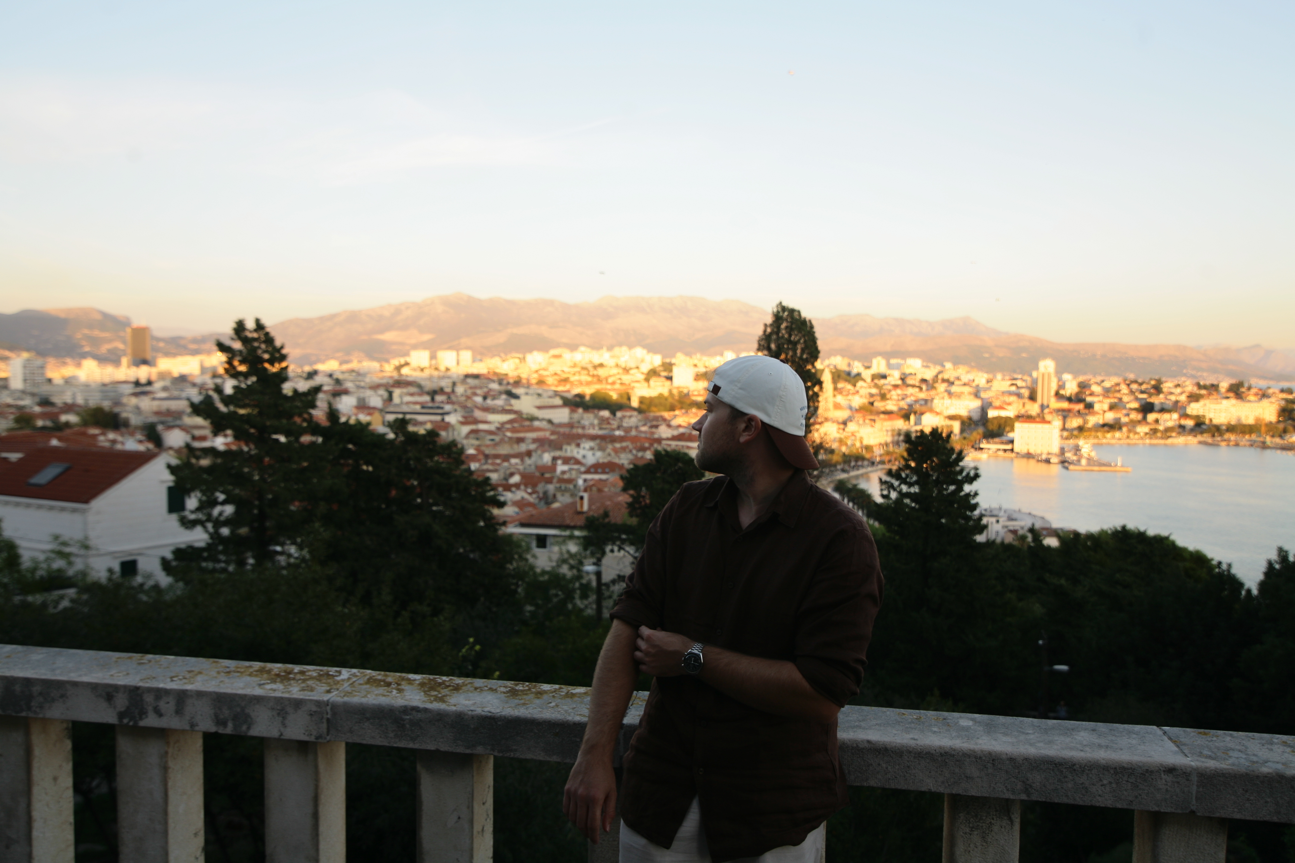 Persönliches Porträt mit Blick auf die Stadt im Abendlicht
